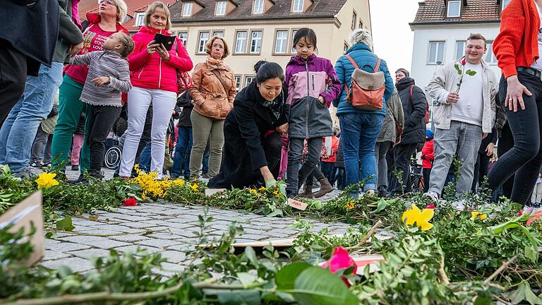 Bei einer Kundgebung von 'Schweinfurt ist bunt' setzten mehrere hundert Schweinfurterinnen und Schweinfurter auf dem Marktplatz ein Zeichen für Vielfalt und Toleranz.