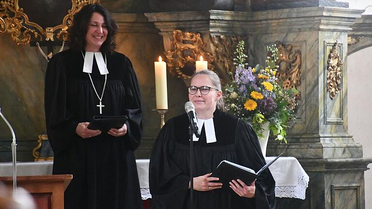 Dekanin Kerstin Baderschneider (links) führte Pfarrerin Raffaela Meiser in ihr weiteres Amt ein.