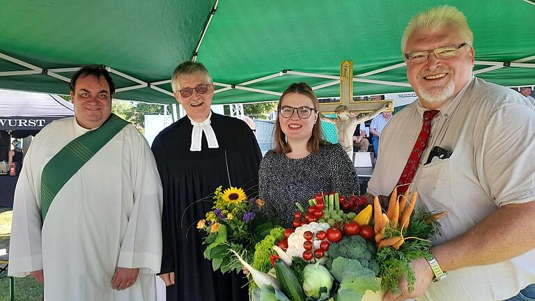 Blumen und Gemüse zum Abschied aus Albertshofen (von links): Die Leiter des Gottesdienstes, Diakon Jörg Kornacker und Pfarrer Otto Gölkel, die scheidende Chorleiterin Barbara Mühlbauer und  Alfred Sattes, Obmann des Chores.