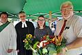 Blumen und Gemüse zum Abschied aus Albertshofen (von links): Die Leiter des Gottesdienstes, Diakon Jörg Kornacker und Pfarrer Otto Gölkel, die scheidende Chorleiterin Barbara Mühlbauer und  Alfred Sattes, Obmann des Chores.