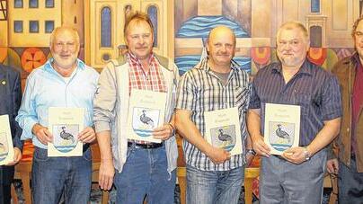 Verabschiedet aus dem Gemeinderat der Marktgemeinde Trappstadt wurden in der Gemeindegaststätte &bdquo;Grüner Baum&ldquo; in Alsleben (von links) Bürgermeister und stellvertretender Landrat Kurt Mauer, Heribert Kneuer, Gerd Bauer, Uwe Krämer, Manfred Zeis und der stellvertretende Bürgermeister Berthild.