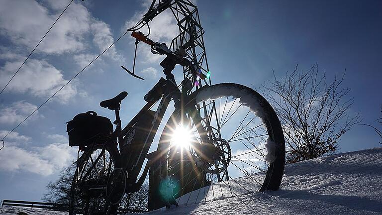 Mountainbiken statt Skifahren: Das war in dieser Wintersaison in der Rhön öfter angesagt, obwohl vereinzelte Schneewehen den Winter am Nordhang der Blicklift-Bergstation bis in die Frühjahrssonne konservierten.