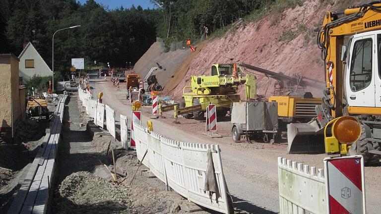 Dem Ausbau der Schrenk (Foto) und der Verlegung des Wildbachs sollen nach einem 'Ruhejahr' weitere Straßen- und Leitungsmaßnahmen und die Erschließung des Neubaugebiets in Aura folgen.  Foto: Winfried Ehling       -  Dem Ausbau der Schrenk (Foto) und der Verlegung des Wildbachs sollen nach einem 'Ruhejahr' weitere Straßen- und Leitungsmaßnahmen und die Erschließung des Neubaugebiets in Aura folgen.  Foto: Winfried Ehling