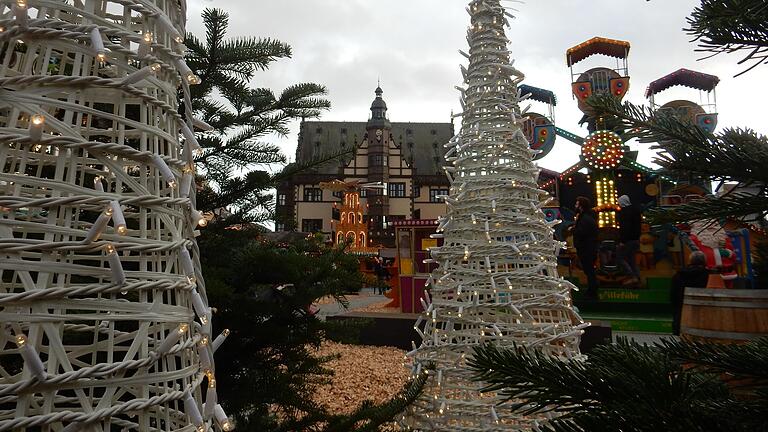 Viel Platz zum Aufenthalt gibt es zwischen Buden auf dem Schweinfurter Weihnachtsmarkt.