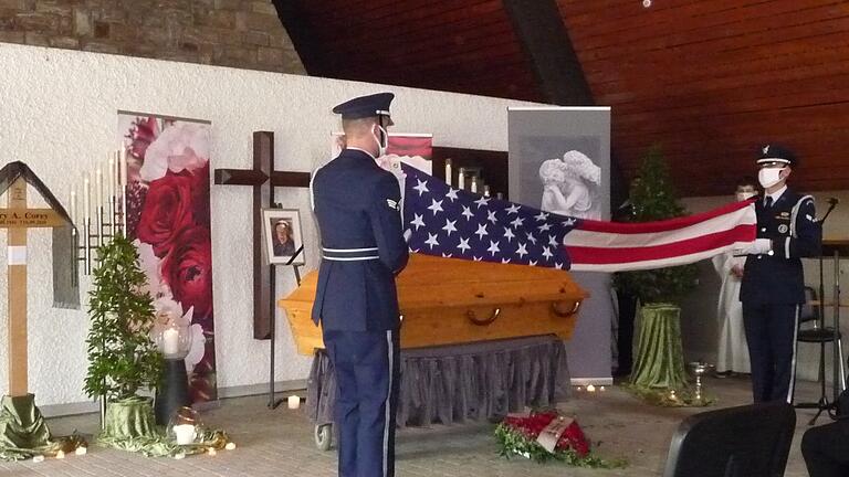 Eine Ehrenabordnung 'Representatives of the Air Force' aus Ramstein nahm in Karbach Abschied von Gary A. Corey.