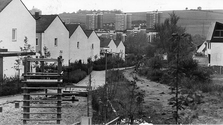 Ein Zeitungsfoto vom 7. Oktober 1976: Mitten zwischen den Häusern durch will die Straßenbahn als Verlängerung der Linie 1 ihre Trasse bauen, hieß es darunter. Der Fußweg kennzeichnet ungefähr die Grenze zu Versbach. Links der Häuserreihe führt die Hessenstraße entlang, so der Bildtext.