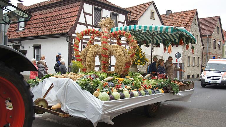 Eine prächtiger Wagen mit Erntekrone und Sennfelder Gemüse war beim Erntedankfestzug in Sennfeld der Höhepunkt.