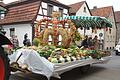 Eine prächtiger Wagen mit Erntekrone und Sennfelder Gemüse war beim Erntedankfestzug in Sennfeld der Höhepunkt.