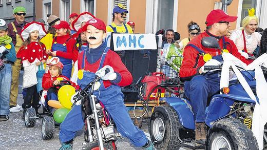 Bonbons, Popcorn, Bombenstimmung       -  (rw)   So richtig bunt trieben es am Faschingsdienstag die Marktbreiter. Knapp zwei Dutzend Wagen und Fußgruppen zogen vorbei an zahlreichen fantasievoll gekleideten Zuschauern durch die Altstadt. Die Faschingsbegeisterten aus Marktbreit, Marktsteft, Segnitz, Seinsheim und Tiefenstockheim hatten sich auch heuer einiges einfallen lassen und nahmen so manches aktuelles Thema karnevalistisch aufs Korn. Die Abhöraffäre war ebenso ein Thema wie das erfolgreiche Bürgerbegehren zum Verbleib der Aral-Tankstelle. Die Akteure auf den Wagen ließen einen Bonbon- und Popcornregen niedergehen, über den sich vor allem die Kinder freuten, die den süßen Niederschlag in mitgebrachte Tragetaschen schaufelten. Fest steht, der Sportclub Marktbreit und seine Unterstützer haben einmal mehr mit ihrem kleinen aber feinen Umzug Bombenstimmung ausgelöst.