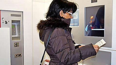 Ines Liesener aus Hildesheim holt sich im Bad Kissinger Bahnhof per Videoschaltung Auskunft bei einer DB-Mitarbeiterin. Foto: Dobschütz - Ines Liesener aus Hildesheim holt sich im Bad Kissinger Bahnhof per Videoschaltung Auskunft bei einer DB-Mitarbeiterin. Foto: Dobschütz Ines Liesener aus Hildesheim holt sich im Bad Kissinger Bahnhof per Videoschaltung Auskunft bei einer DB-Mitarbeiterin. Foto: Dobschütz - Ines Liesener aus Hildesheim holt sich im Bad Kissinger Bahnhof per Videoschaltung Auskunft bei einer DB-Mitarbeiterin. Foto: Dobschütz