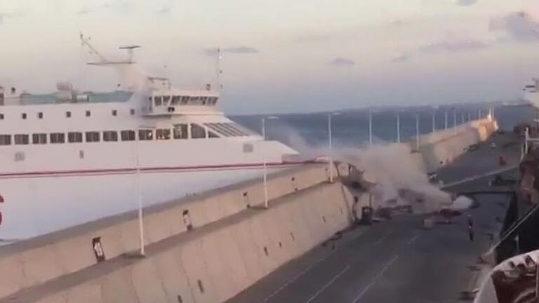 Fährunglück auf Gran Canaria       -  Das Videostandbild zeigt die Fähre &bdquo;Volcan de Tamasite&ldquo; beim Aufprall auf die Kaimauer in Puerta de la Luz auf Gran Canaria.