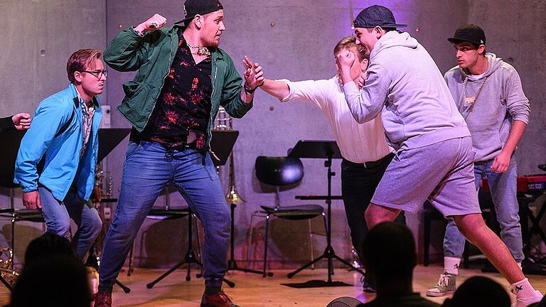 Ungewöhnlich: Die Musikhochschule brachte Bernsteins „West Side Story“ in die Würzburger JVA. Ungewöhnlich: Die Musikhochschule brachte Bernsteins „West Side Story“ in die Würzburger JVA.