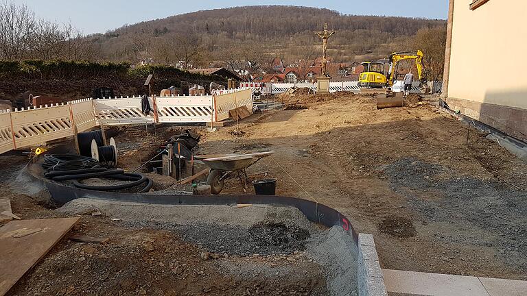 Die Bagger rollen: Vor kurzem haben die Bauarbeiten zur Quartiersbereinigung des oberen Friedhofs in Oberelsbach begonnen. Bürgermeisterin Birgit Erb zeigte bei der Bürgerversammlung einige Bilder vom aktuellen Baustand.