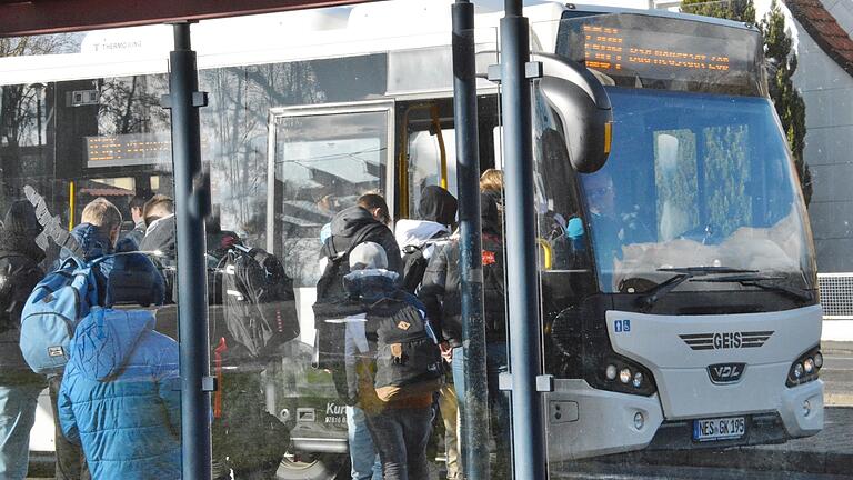 Letzer Halt bei der Frühschicht für Busfahrer Christian Beetz ist die Schulbushaltestelle in der Dr.- Ernst-Weber-Straße in Bad Königshofen.