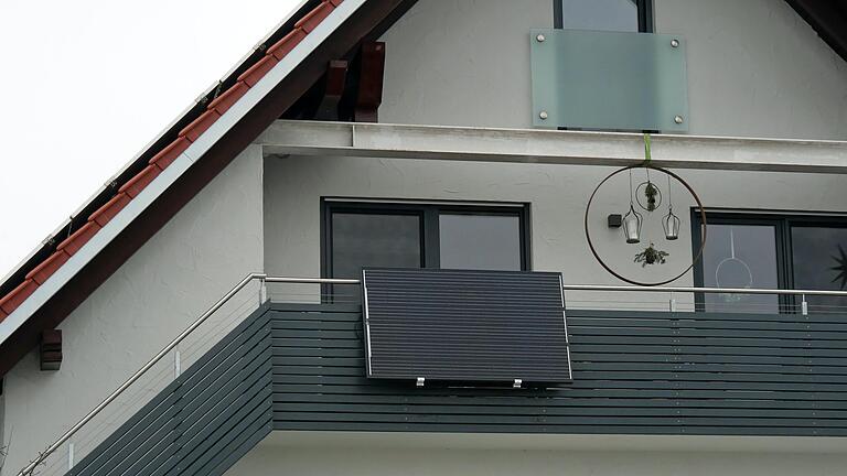 Balkonkraftwerke können bis zu einer Leistung von 600 Watt einfach ans eigene Stromnetz angestöpselt werden. Manche montieren die Mini-Photovoltaikanlagen an den Balkon, sie können aber auch überall sonst angebracht werden - ob auf der Garage oder im Garten.