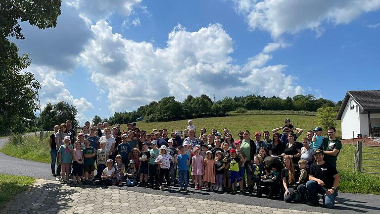 Ausflug zum Jahresthema: Der Kindergarten Hendungen machte einen Ausflug auf den Erlebnisbauernhof von Familie Heimgärtner in Oberelsbach. Der Ausflug mit über 100 Teilnehmenden wurde großzügig unterstützt vom Träger Johannisverein e.V. Hendungen.