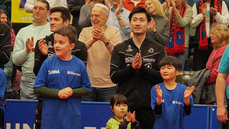 Tochter Nanoha (links) und Sohn Aoba führten ihren Papa Jin Ueda als Einlaufkinder in die Arena zum Bundesligaspiel gegen Bad Homburg. Tochter Nanoha (links) und Sohn Aoba führten ihren Papa Jin Ueda als Einlaufkinder in die Arena zum Bundesligaspiel gegen Bad Homburg.