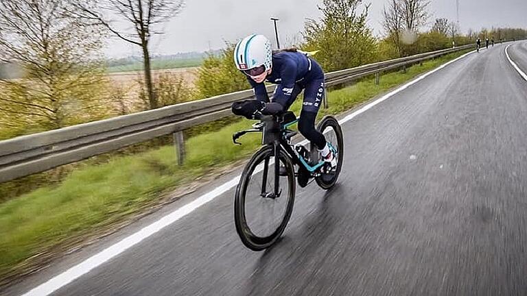 Führte auf dem Rad das Feld an: Die für den SV Würzburg 05 startende Triathletin Laura Zimmermann.