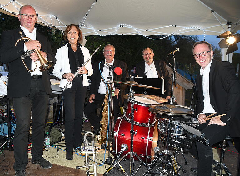 Die Jazzformation „Just for the Day“ mit Musikern aus dem Kreis Bad Neustadt, Bad Kissingen und Bad Bocklet begeisterten mit jazzigen Klängen bei der dritten Strahlunger Auflage des Weinbergfestes. Die Jazzformation „Just for the Day“ mit Musikern aus dem Kreis Bad Neustadt, Bad Kissingen und Bad Bocklet begeisterten mit jazzigen Klängen bei der dritten Strahlunger Auflage des Weinbergfestes.