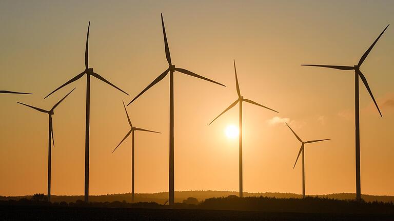 Planung, Genehmigung und Bau der umstrittenen Stromtrasse SuedLink sollen künftig zentral von Würzburg aus gesteuert werden.