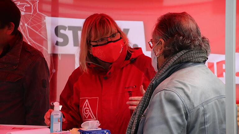 Sabine Witte von der IG Metall sammelt Unterschriften gegen die Verlagerung von Stellen bei&nbsp; Schneider Electric in Marktheidenfeld.