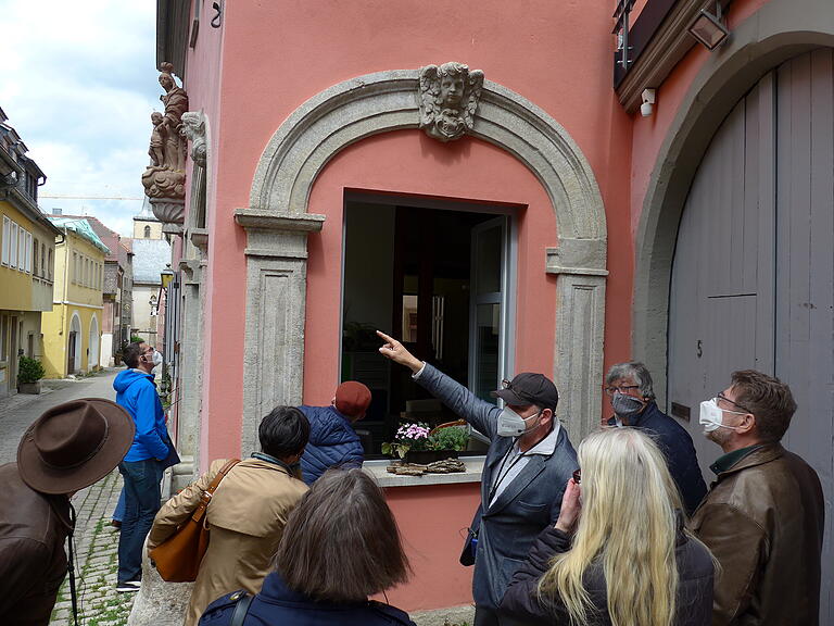 Gästeführer lernen nie aus: Siegfried Scheder erklärt die barock verputzten Fachwerkbauten in der Badgasse.