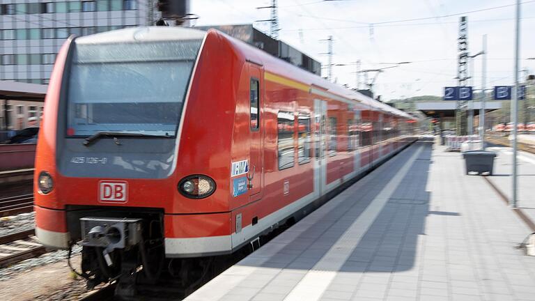 Aus Regionalbahnen, wie hier am Würzburger Hauptbahnhof, könnten bald Regio-S-Bahnen werden.