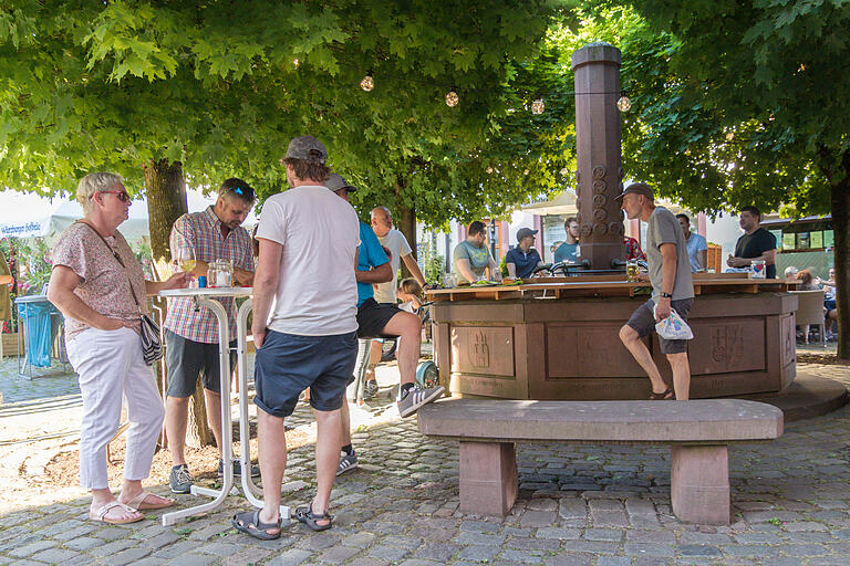 Ein schattiges Plätzchen bot sich am Brunnen unter den Ahornbäumen. Ein schattiges Plätzchen bot sich am Brunnen unter den Ahornbäumen.