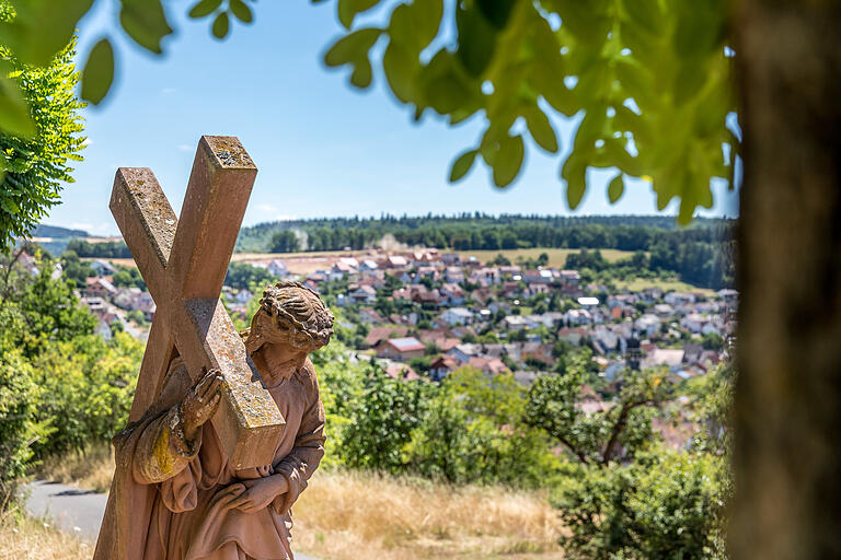 Blick vom Areal rund um die Dreifaltigskeitskappelle auf Reichholzheim