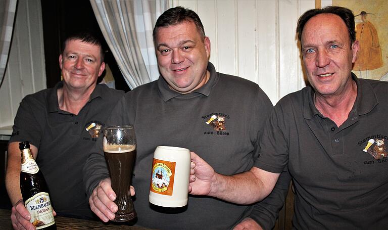 Ein letztes Mal beim Stammtisch im Bären in Kleinlangheim: Rudi Federsel, Steffen Neumeier und Oliver Elker (von links) stießen noch einmal an.