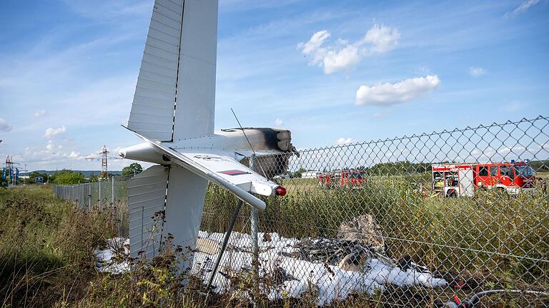 Das Kleinflugzeug zerbrach in mehrere Teile und geriet in Brand. Das Heck blieb im Zaun hängen.