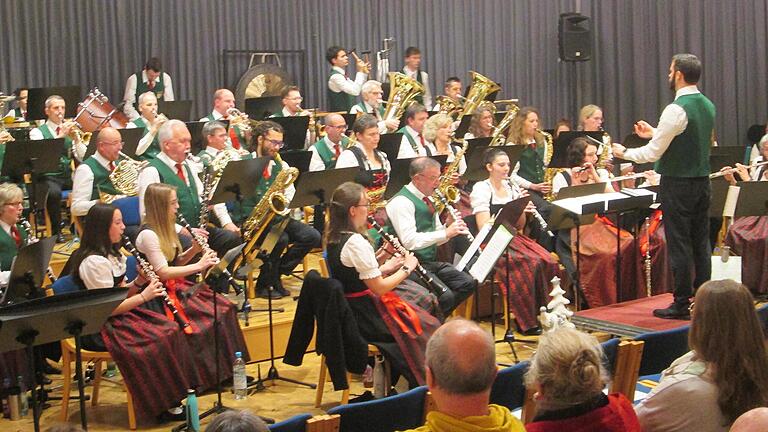 Für viele Zuhörerinnen und Zuhörer ist das Adventskonzert des Sinfonischen Blasorchesters der Stadtkapelle Hammelburg ein Highlight. Auch heuer erlebte diese Darbietung guten Zuspruch. - Für viele Zuhörerinnen und Zuhörer ist das Adventskonzert des Sinfonischen Blasorchesters der Stadtkapelle Hammelburg ein Highlight. Auch heuer erlebte diese Darbietung guten Zuspruch. Für viele Zuhörerinnen und Zuhörer ist das Adventskonzert des Sinfonischen Blasorchesters der Stadtkapelle Hammelburg ein Highlight. Auch heuer erlebte diese Darbietung guten Zuspruch. - Für viele Zuhörerinnen und Zuhörer ist das Adventskonzert des Sinfonischen Blasorchesters der Stadtkapelle Hammelburg ein Highlight. Auch heuer erlebte diese Darbietung guten Zuspruch.