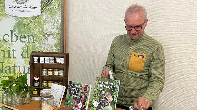 „Leben mit der Natur“ und der „Selbstversorgergarten“ waren die Themen des Standes und des Vortrages von Otmar Dietz aus Sulzthal. - „Leben mit der Natur“ und der „Selbstversorgergarten“ waren die Themen des Standes und des Vortrages von Otmar Dietz aus Sulzthal. „Leben mit der Natur“ und der „Selbstversorgergarten“ waren die Themen des Standes und des Vortrages von Otmar Dietz aus Sulzthal. - „Leben mit der Natur“ und der „Selbstversorgergarten“ waren die Themen des Standes und des Vortrages von Otmar Dietz aus Sulzthal.