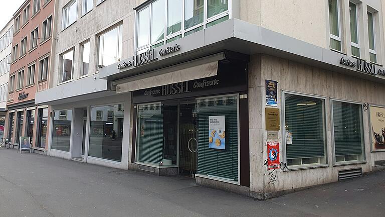 Mit dem Optikergeschäft 'eyes and more' und dem Süßwarenladen 'Hussel' verabschiedeten sich im Januar gleich zwei Geschäfte vom Kürschnerhof in Würzburg. Mit dem Optikergeschäft 'eyes and more' und dem Süßwarenladen 'Hussel' verabschiedeten sich im Januar gleich zwei Geschäfte vom Kürschnerhof in Würzburg.
