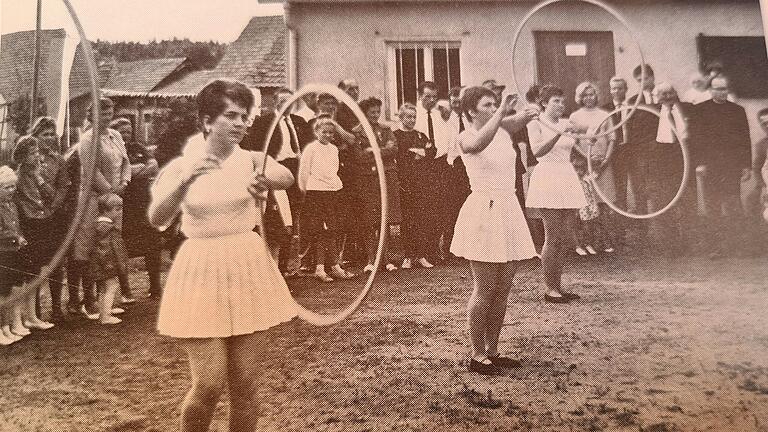 Vorführung einer Reifengymnastik durch die Turnerinnen des SV Reyersbach im Jahr 1964. Trotz sorgfältiger Recherche konnte der Rechteinhaber nicht ermittelt werden. Rechteinhaber werden gebeten, sich bei der Redaktion zu melden. Vorführung einer Reifengymnastik durch die Turnerinnen des SV Reyersbach im Jahr 1964. Trotz sorgfältiger Recherche konnte der Rechteinhaber nicht ermittelt werden. Rechteinhaber werden gebeten, sich bei der Redaktion zu melden.