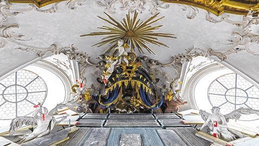 Seltenheitswert: Der Blick aus dieser Höhe auf den von Gerüsten umgebenen Hochaltar der Amorbacher Abteikirche ist nur bei einer Sanierung möglich.