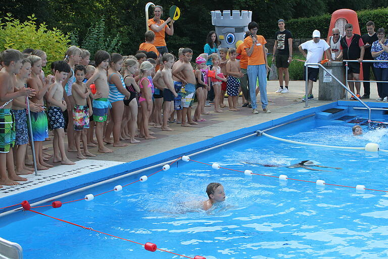 Kinder sind immer gerne dabei, gerade auch bei einem Schwimmwettbewerb. Kinder sind immer gerne dabei, gerade auch bei einem Schwimmwettbewerb.