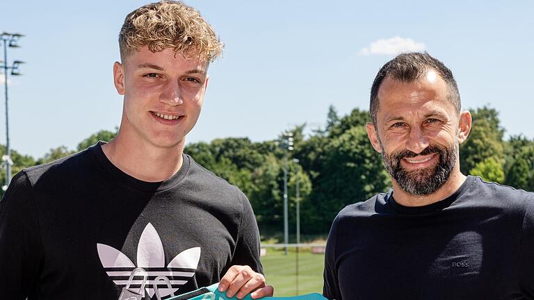 Einen Profivertrag bis 2024 beim FC Bayern München hat&nbsp; Johannes Schenk unterschrieben. Bayerns Sportvorstand Hasan Salihamidzic hält große Stücke auf den aus Donnersdorf im Landkreis Schweinfurt stammenden, 19-jährigen Torhüter.