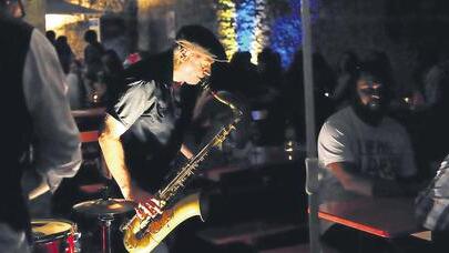 Puste noch zur Geisterstunde: An der Stadtmauer durften die Gäste sitzen bleiben, die Band um Saxophonist Lee Mayall schaute gerne mal vorbei.