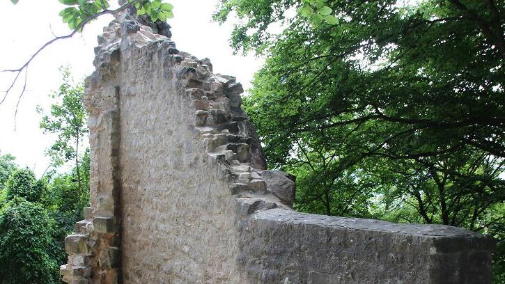Neben Resten des knapp 20 Meter hohen Bergfrieds sind wenige Mauerreste (Bild) und ein Gewölbekellereingang von der Stollburg erhalten geblieben. Neben Resten des knapp 20 Meter hohen Bergfrieds sind wenige Mauerreste (Bild) und ein Gewölbekellereingang von der Stollburg erhalten geblieben.