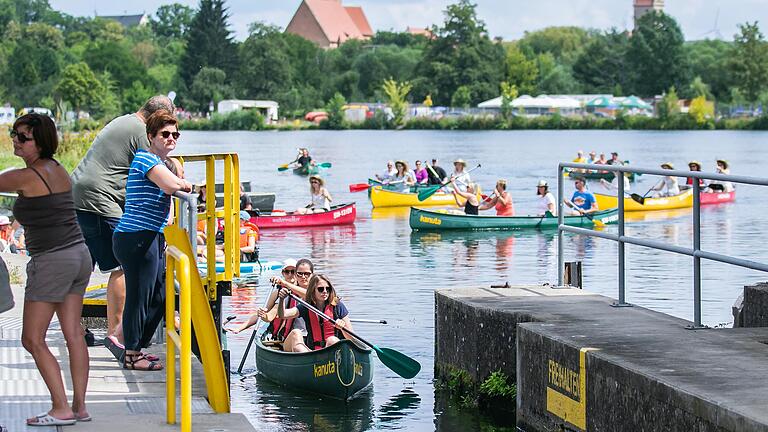 Ansturm auf den Altmain: In Coronazeiten wird die Heimat neu entdeckt. Staus an der Schleuse in Astheim waren im Sommer an der Tagesordnung.