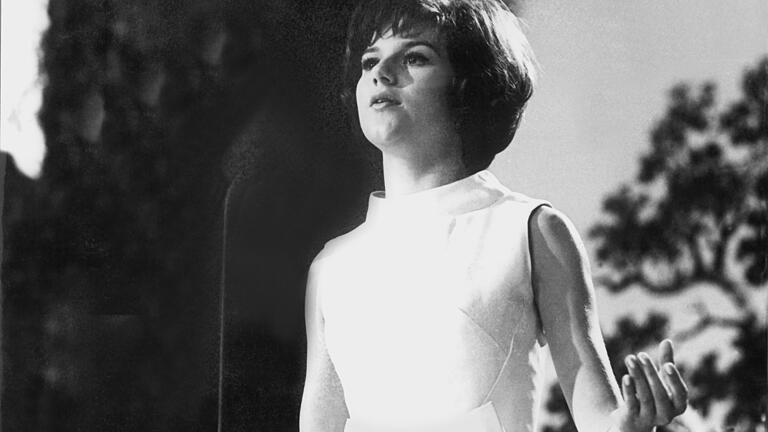 Im Jahr 1965 belegte Peggy March beim Deutschen Schlagerfestival in Baden Baden mit ihrem Hit 'Mit 17 hat man noch Träume' den ersten Platz. Im Jahr 1965 belegte Peggy March beim Deutschen Schlagerfestival in Baden Baden mit ihrem Hit 'Mit 17 hat man noch Träume' den ersten Platz.