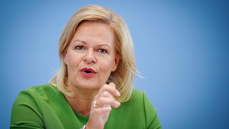  Bundesinnenministerin Nancy Faeser (SPD) hat den rechtsextremistischen Verein 'Hammerskins Deutschland' sowie seine regionalen Ableger und die Teilorganisation 'Crew 38' verboten. Bundesinnenministerin Nancy Faeser (SPD) hat den rechtsextremistischen Verein 'Hammerskins Deutschland' sowie seine regionalen Ableger und die Teilorganisation 'Crew 38' verboten. 