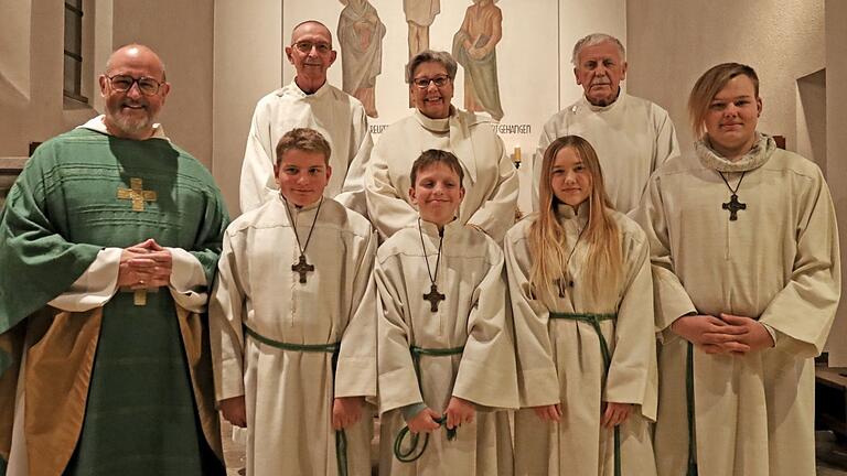 Pater Isaak Grünberger OSB (links) mit Ministranten und den Jubilaren (in der hinteren Reihe, von links): Eugen Reifenscheid, Angelika Gahr und Hans Denk. Pater Isaak Grünberger OSB (links) mit Ministranten und den Jubilaren (in der hinteren Reihe, von links): Eugen Reifenscheid, Angelika Gahr und Hans Denk.