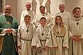 Pater Isaak Grünberger OSB (links) mit Ministranten und den Jubilaren (in der hinteren Reihe, von links): Eugen Reifenscheid, Angelika Gahr und Hans Denk.