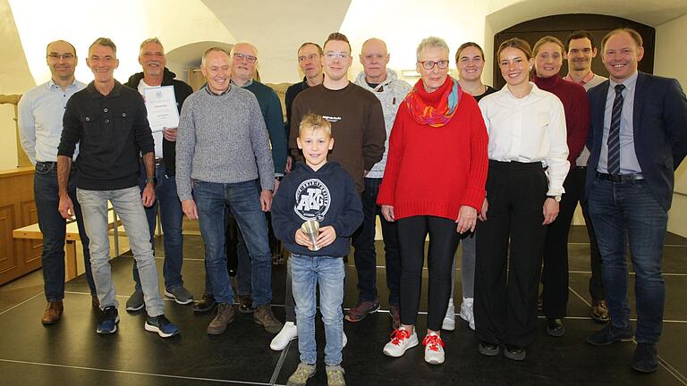 Sie wurden am Montagabend von der Stadt Kitzingen für ihre sportlichen Leistungen im Jahr 2023 ausgezeichnet.