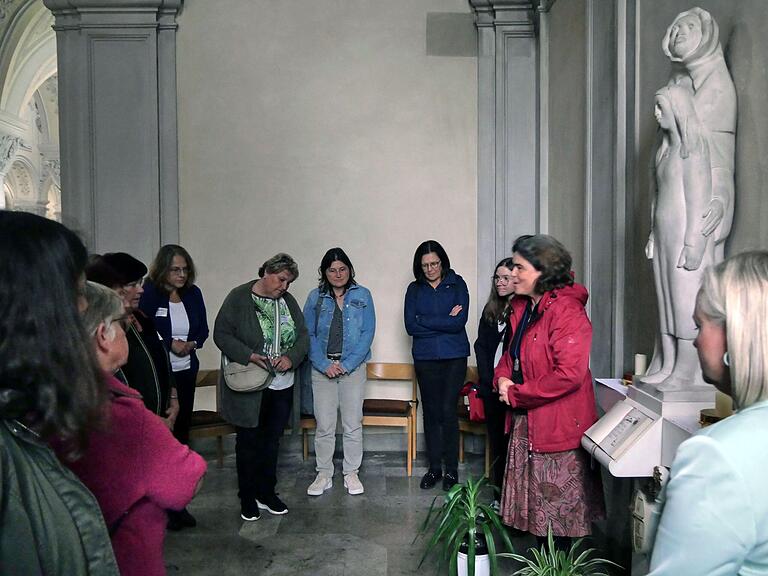 Hausleiterin Schwester Beatrix Barth (rechts) führte die Ortsbäuerinnen im Landkreis Würzburg durch die Kirche und zum Trepppenhaus des Klosters. Hausleiterin Schwester Beatrix Barth (rechts) führte die Ortsbäuerinnen im Landkreis Würzburg durch die Kirche und zum Trepppenhaus des Klosters.