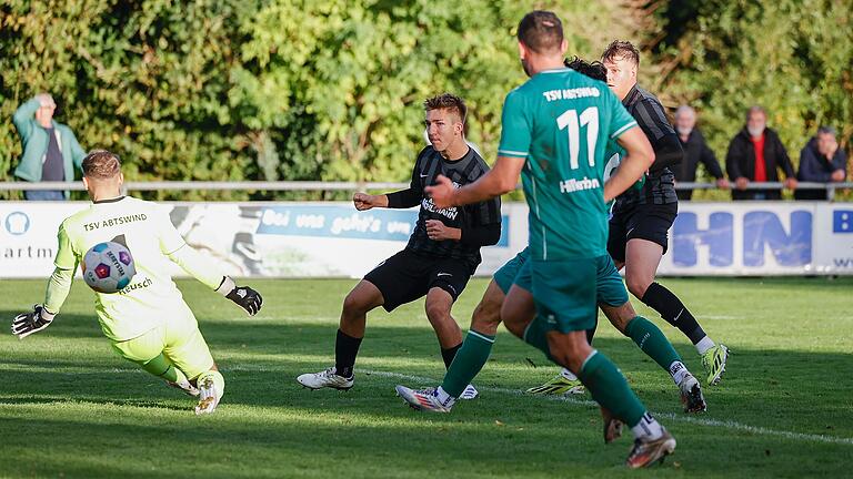 Eine Szene aus dem letzten Heimspiel: Marvin Kaiser (Zweiter von links), der hier gegen Abtswinds Torwart Felix Reusch (links) auf 1:2 verkürzt, gelang am vergangenen Samstag gegen den TSV Abtswind der einzige Treffer für den TSV Karlburg.