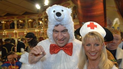Fastnacht in Frank - Kleiner Eisbär: Markus Söder mit gattin Karin Baumüller-Söder als Krankenschwester. Fastnacht in Frank - Kleiner Eisbär: Markus Söder mit gattin Karin Baumüller-Söder als Krankenschwester.