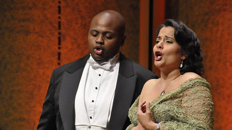Siyabonga Maqungo (von links) und Camila Ribero-Souza bezauberten durch ausdrucksstarke Interpretationen berühmter Operettenmelodien.  Foto: Peter Klopf       -  Siyabonga Maqungo (von links) und Camila Ribero-Souza bezauberten durch ausdrucksstarke Interpretationen berühmter Operettenmelodien.  Foto: Peter Klopf